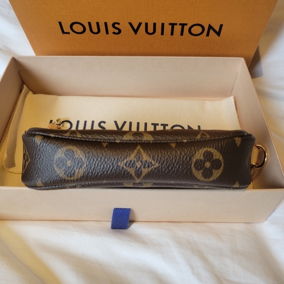 Louis Vuitton Mini Pochette - Picture 5 of 8